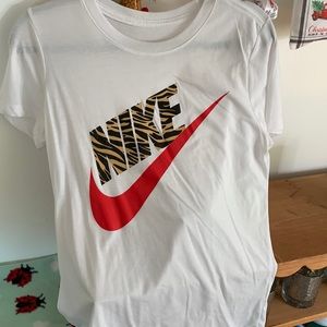 Women’s Nike Animal print shirt medium